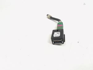 Used USB plug Volkswagen Polo VI (AW1) 1.0 MPi 12V Price € 9,00 Margin scheme offered by GEJO Revisie & Onderdelen BV