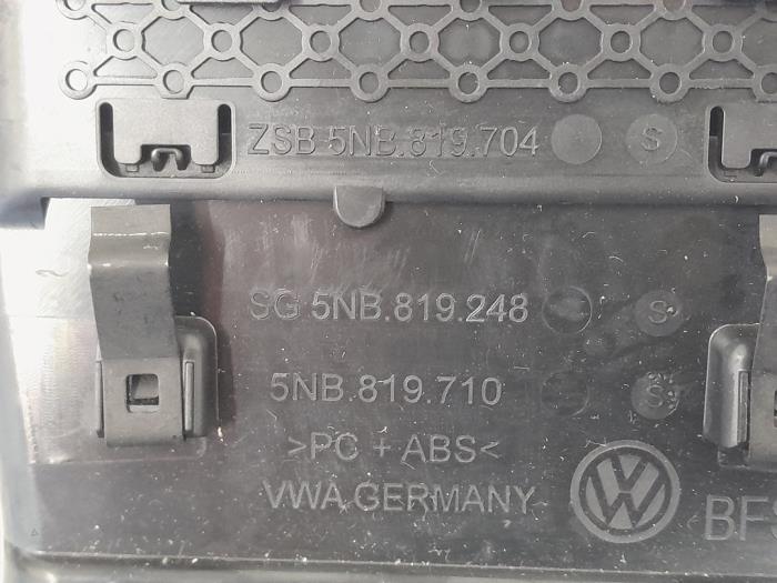 Rejilla de aire de salpicadero de un Volkswagen Tiguan (AD1) 2.0 TDI 16V BlueMotion Technology SCR 2017