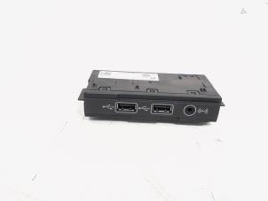 Używane Zlacze AUX/USB Volkswagen Tiguan (AD1) 2.0 TDI 16V BlueMotion Technology SCR Cena € 55,00 Procedura marży oferowane przez GEJO Revisie & Onderdelen BV