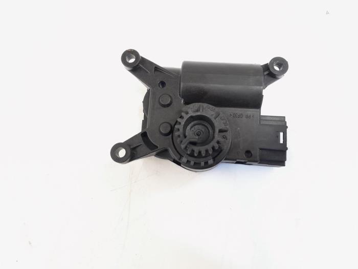 Heater valve motor from a Volkswagen Tiguan (AD1) 2.0 TDI 16V BlueMotion Technology SCR 2017