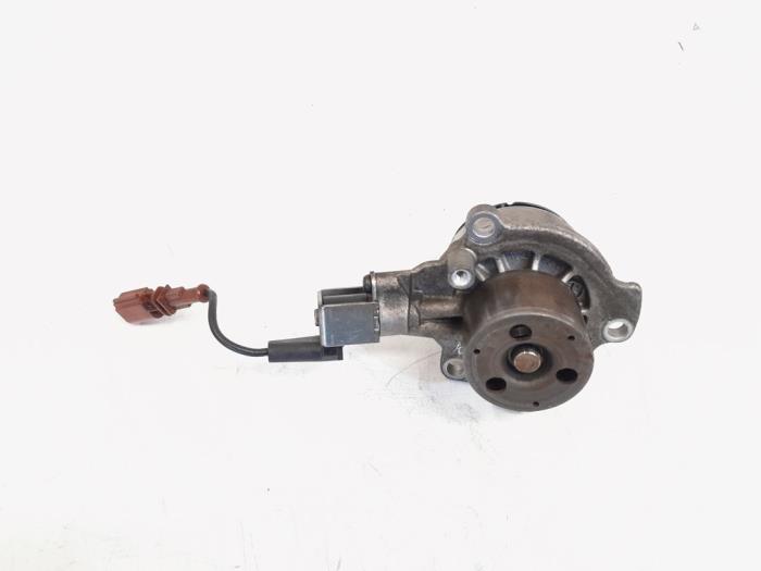 Water pump from a Volkswagen Tiguan (AD1) 2.0 TDI 16V BlueMotion Technology SCR 2017