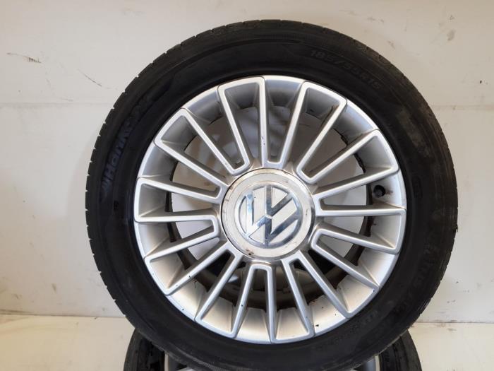 Juego de llantas y neumáticos de un Volkswagen Up! (121) 1.0 12V 75 2012