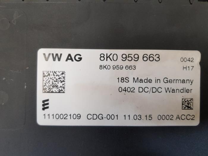 Voltage stabiliser from a Audi A4 Avant (B8) 3.0 TDI 245 V6 24V Quattro 2015
