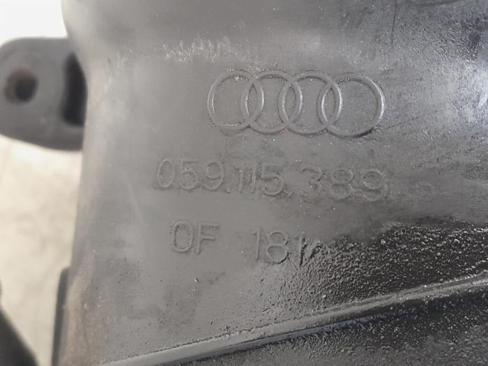 Cuerpo de filtro de aceite de un Audi A4 Avant (B8) 3.0 TDI 245 V6 24V Quattro 2015