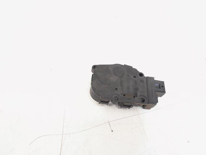 Heater valve motor from a Audi A4 Avant (B8) 3.0 TDI 245 V6 24V Quattro 2015