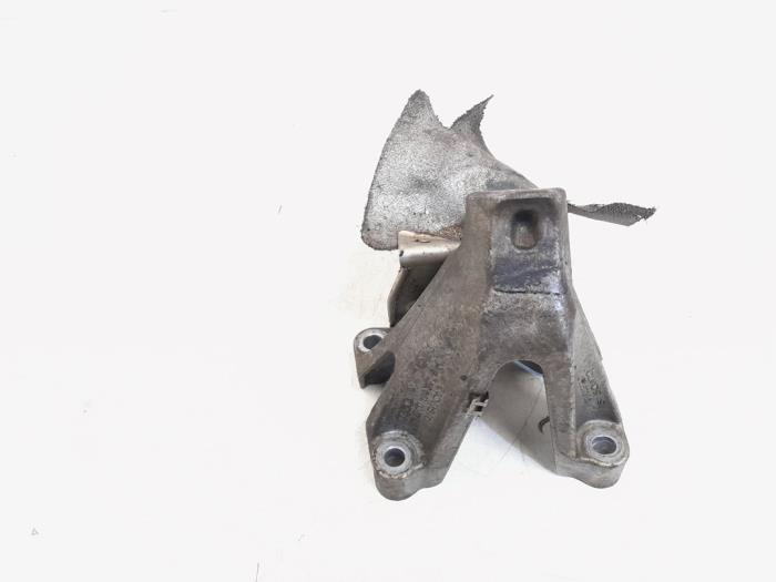Usagé Support moteur Audi A4 Avant (B8) 3.0 TDI 245 V6 24V Quattro Prix € 12,00 Règlement à la marge proposé par GEJO Revisie & Onderdelen BV