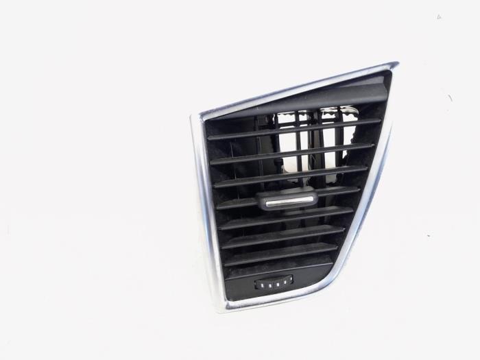 Dashboard vent from a Audi Q5 (8RB) 2.0 TFSI 16V Quattro 2008