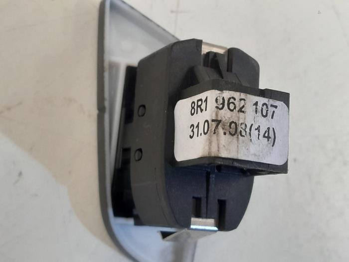 Central locking switch from a Audi Q5 (8RB) 2.0 TFSI 16V Quattro 2008