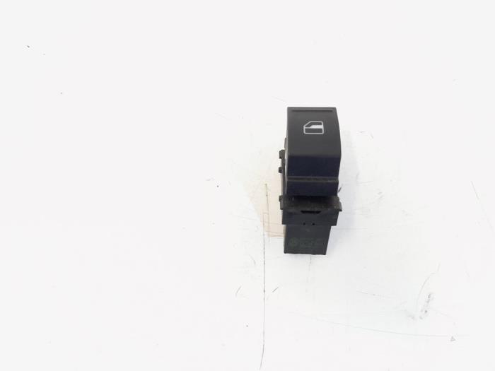 Usados Interruptor de ventanilla eléctrica Volkswagen Jetta IV (162/16A) 1.2 TSI Precio € 3,00 Norma de margen ofrecido por GEJO Revisie & Onderdelen BV