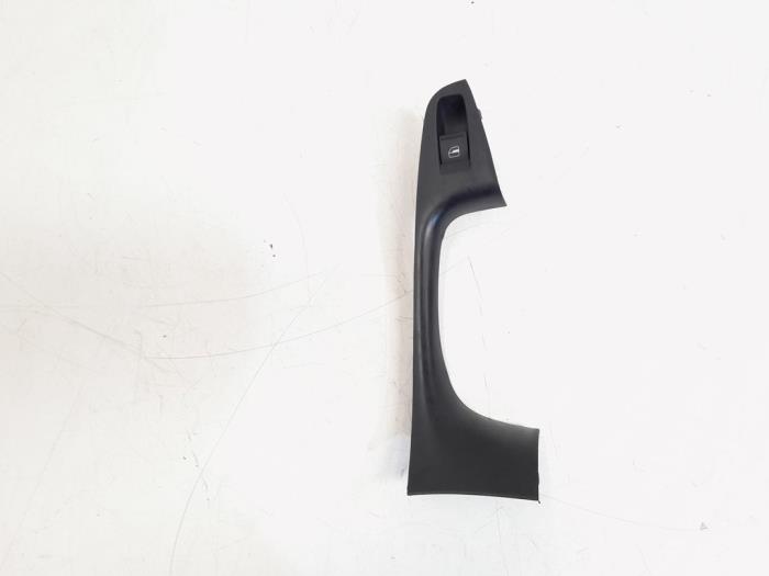 Usados Interruptor de ventanilla eléctrica Volkswagen Jetta IV (162/16A) 1.2 TSI Precio € 3,00 Norma de margen ofrecido por GEJO Revisie & Onderdelen BV