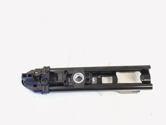 Begagnade Bältesskena Volkswagen Jetta IV (162/16A) 1.2 TSI Pris € 10,00 Marginaltabell erbjuds av GEJO Revisie & Onderdelen BV