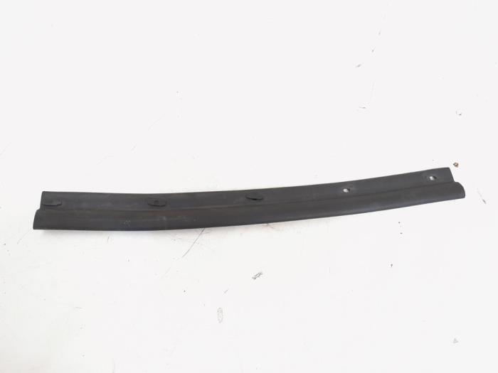 Usados Goma de capó Volkswagen Jetta IV (162/16A) 1.2 TSI Precio € 5,00 Norma de margen ofrecido por GEJO Revisie & Onderdelen BV