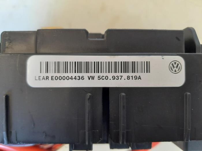 Caja de fusibles de un Volkswagen Jetta IV (162/16A) 1.2 TSI 2011