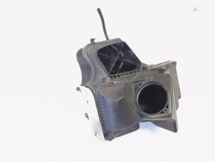 Używane Obudowa filtra powietrza Audi A4 Avant (B8) 2.0 TDI 16V Cena € 23,00 Procedura marży oferowane przez GEJO Revisie & Onderdelen BV