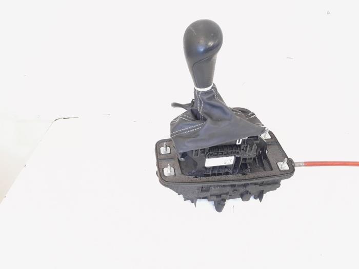 Automatic gear selector from a Audi A4 Avant (B8) 2.0 TFSI 16V Quattro 2011