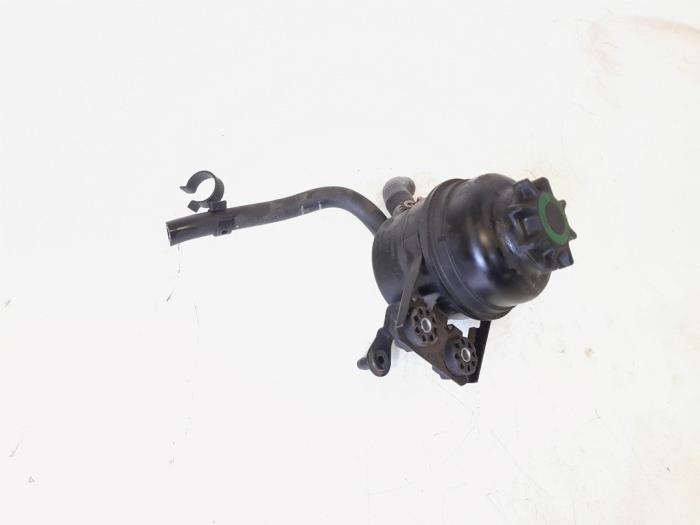 Begagnade Styrservotank BMW X1 (E84) sDrive 18d 2.0 16V Pris € 9,00 Marginaltabell erbjuds av GEJO Revisie & Onderdelen BV