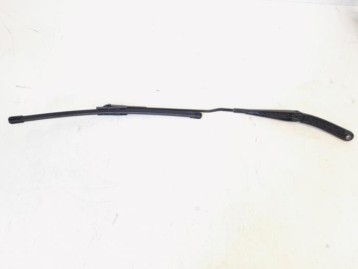 Windshield wiper blade arm