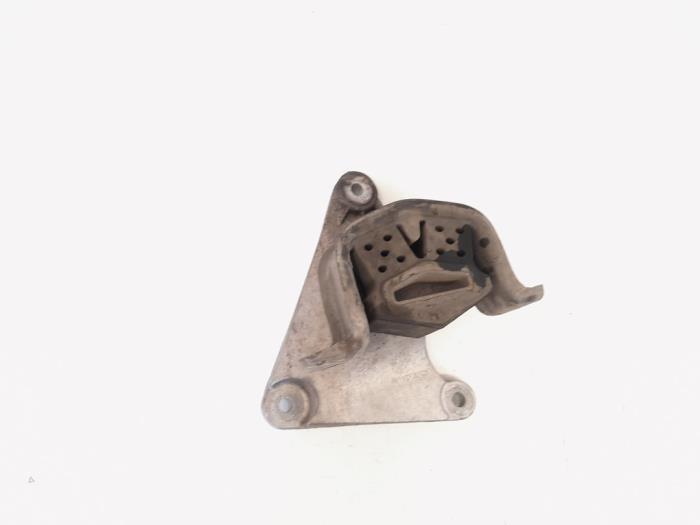 Usagé Support moteur Volkswagen Transporter T5 2.5 TDi Prix € 14,00 Règlement à la marge proposé par GEJO Revisie & Onderdelen BV