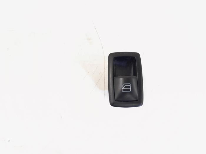 Usados Interruptor de ventanilla eléctrica Mercedes ML II (164/4JG) 3.0 ML-320 CDI 4-Matic V6 24V Precio € 4,00 Norma de margen ofrecido por GEJO Revisie & Onderdelen BV