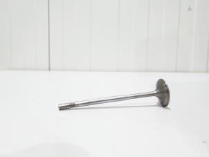 Einlassventil van een Mercedes-Benz A (W176) 1.6 A-200 16V 2013