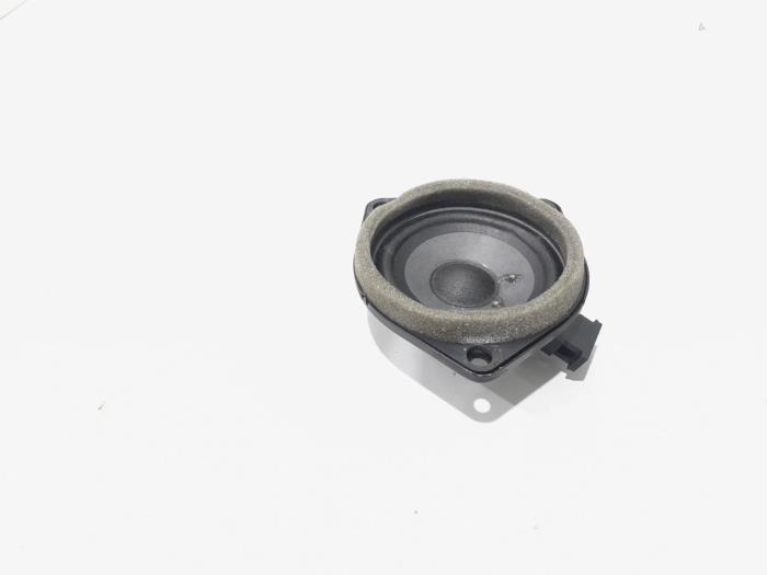 Parcel shelf speaker