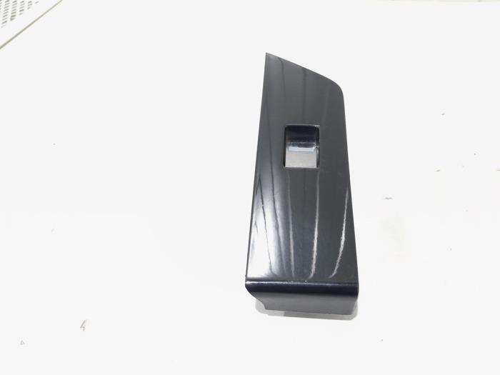 Usados Interruptor de ventanilla eléctrica Landrover Range Rover Evoque (LVJ/LVS) 2.2 TD4 16V Precio € 14,00 Norma de margen ofrecido por GEJO Revisie & Onderdelen BV