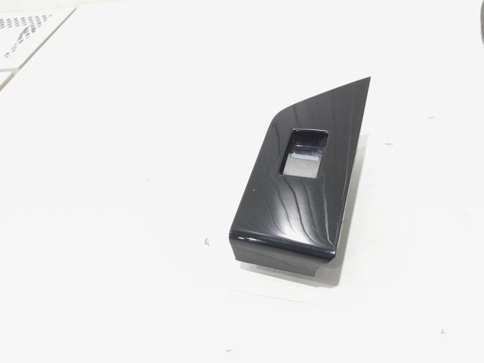 Usados Interruptor de ventanilla eléctrica Landrover Range Rover Evoque (LVJ/LVS) 2.2 TD4 16V Precio € 10,00 Norma de margen ofrecido por GEJO Revisie & Onderdelen BV
