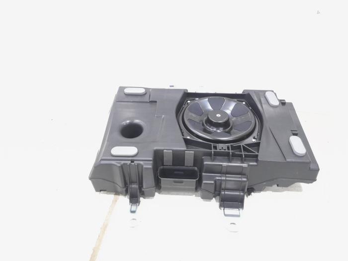 Używane Subwoofer Landrover Range Rover Evoque (LVJ/LVS) 2.2 TD4 16V Cena € 58,00 Procedura marży oferowane przez GEJO Revisie & Onderdelen BV