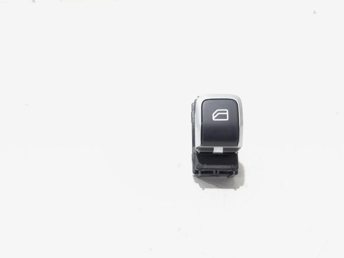 Usados Interruptor de ventanilla eléctrica Lynk &amp; Co 01 1.5 PHEV Precio € 9,00 Norma de margen ofrecido por GEJO Revisie & Onderdelen BV
