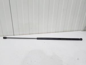 Begagnade Gasfjäder, motorhuv, höger Audi A3 Sportback (8VA/8VF) 1.6 TDI 16V Pris € 9,95 Marginaltabell erbjuds av GEJO Revisie & Onderdelen BV