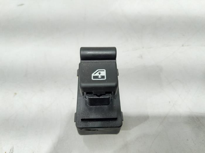 Usados Interruptor de ventanilla eléctrica Fiat 500X (334) 1.0 FireFly Turbo 120 12V Precio € 14,00 Norma de margen ofrecido por GEJO Revisie & Onderdelen BV