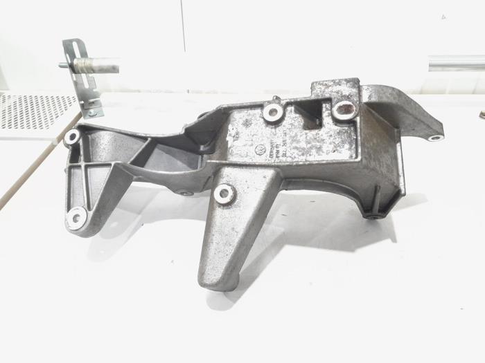 Usagé Support dynamo haut Audi Q7 (4LB) 3.6 FSI V6 24V Prix € 28,00 Règlement à la marge proposé par GEJO Revisie & Onderdelen BV