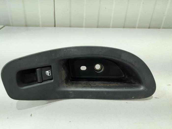 Usados Interruptor de ventanilla eléctrica Fiat 500X (334) 1.0 FireFly Turbo 120 12V Precio € 20,00 Norma de margen ofrecido por GEJO Revisie & Onderdelen BV