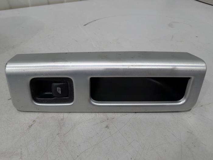Usados Interruptor de ventanilla eléctrica Volvo V50 (MW) 1.6 D2 16V Precio € 7,00 Norma de margen ofrecido por GEJO Revisie & Onderdelen BV
