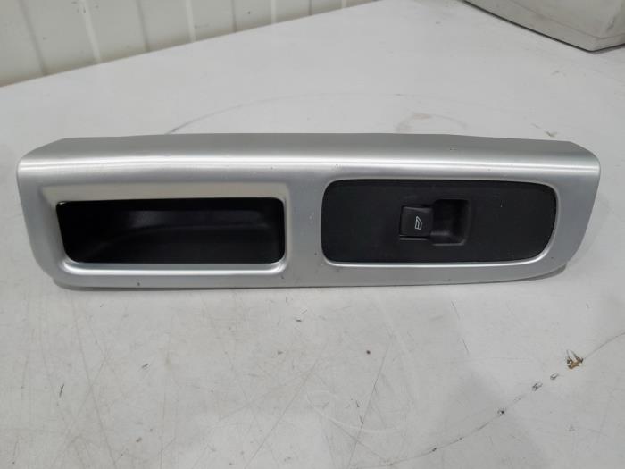 Usados Interruptor de ventanilla eléctrica Volvo V50 (MW) 1.6 D2 16V Precio € 9,00 Norma de margen ofrecido por GEJO Revisie & Onderdelen BV