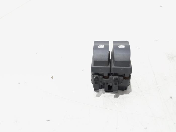 Usados Interruptor de ventanilla eléctrica Renault Espace (JK) 2.0 16V Turbo Precio € 22,00 Norma de margen ofrecido por GEJO Revisie & Onderdelen BV