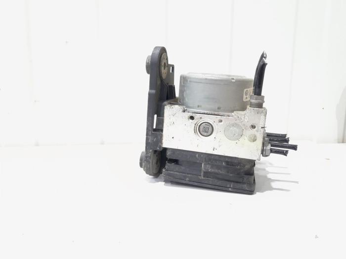 Begagnade ABS-pump Volkswagen Passat Variant (3G5) 1.6 TDI 16V Pris € 124,00 Marginaltabell erbjuds av GEJO Revisie & Onderdelen BV