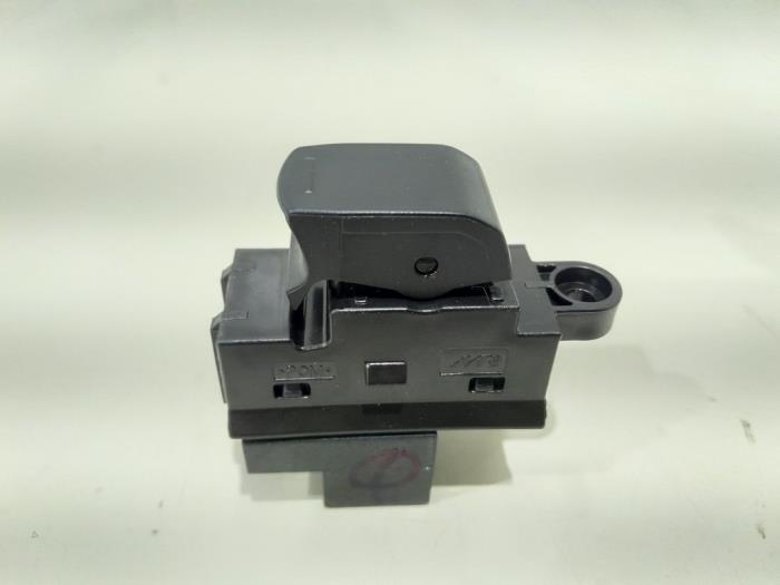 Usados Interruptor de ventanilla eléctrica Suzuki Baleno (EW/FW) 1.2 Dual Jet 16V Precio € 9,00 Norma de margen ofrecido por GEJO Revisie & Onderdelen BV