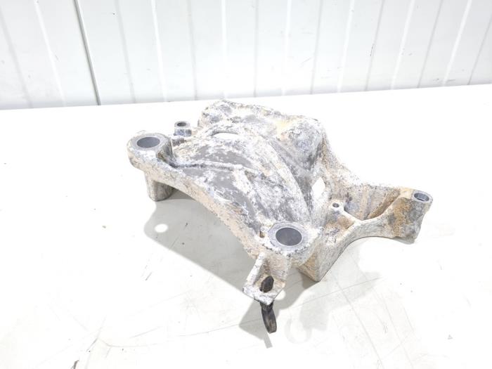 Used Alternator upper bracket Volvo V90 II (PW) 2.0 B4 16V Mild Hybrid Price € 34,95 Margin scheme offered by GEJO Revisie & Onderdelen BV