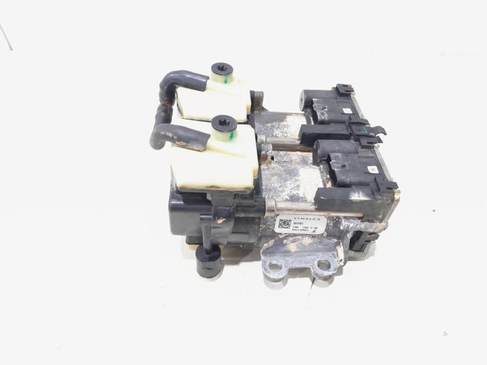Używane Pompa oleju Lynk &amp; Co 01 1.5 PHEV Cena € 148,00 Procedura marży oferowane przez GEJO Revisie & Onderdelen BV