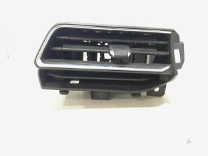Usados Rejilla de aire de salpicadero Lynk &amp; Co 01 1.5 Precio € 34,00 Norma de margen ofrecido por GEJO Revisie & Onderdelen BV