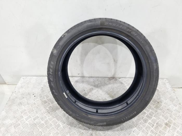 Używane Opona Cena € 30,00 Procedura marży oferowane przez GEJO Revisie & Onderdelen BV