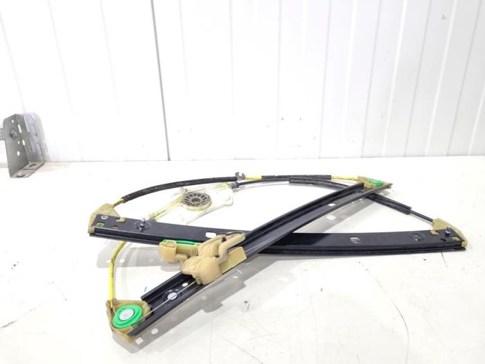 Window lifting mechanism without motor