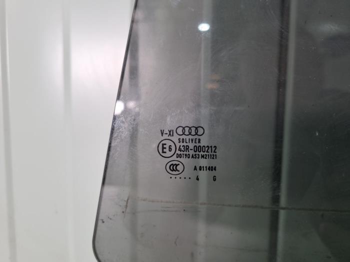 Vitre portière 4portes arrière gauche d'un Audi A8 (D4) 3.0 V6 24V TFSI Quattro 2016