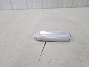 Usagé Eclairage intérieur avant Audi A8 (D4) 3.0 V6 24V TFSI Quattro Prix € 7,95 Règlement à la marge proposé par GEJO Revisie & Onderdelen BV