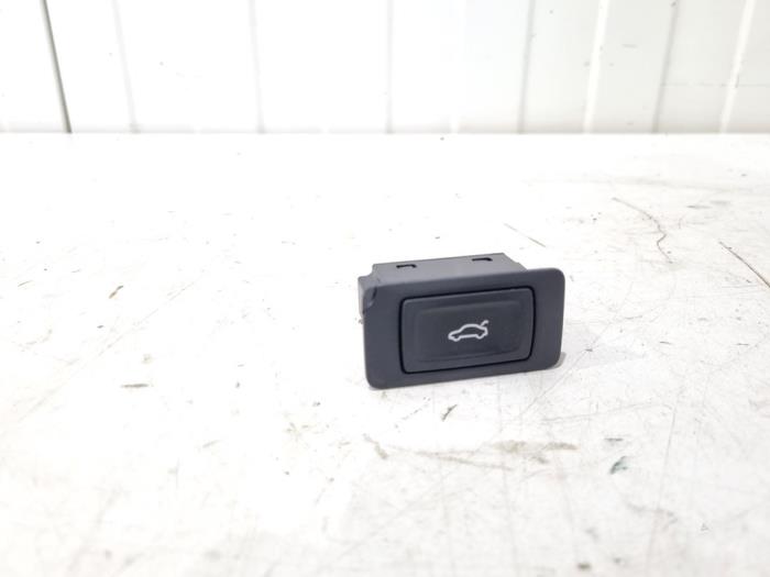 Tailgate/boot open switch button