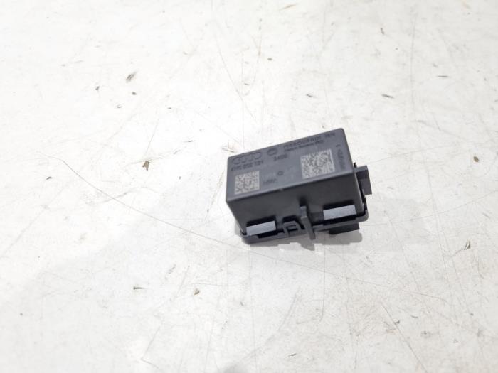 Używane Modul keyless vehicle Audi A8 (D4) 3.0 V6 24V TFSI Quattro Cena € 8,00 Procedura marży oferowane przez GEJO Revisie & Onderdelen BV