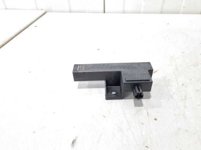 Używane Keyless Entry-Antena Audi A8 (D4) 3.0 V6 24V TFSI Quattro Cena € 4,00 Procedura marży oferowane przez GEJO Revisie & Onderdelen BV