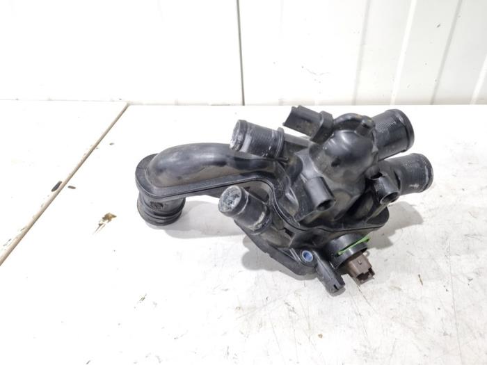 Gebrauchte Thermostatgehäuse Peugeot RCZ (4J) 1.6 16V THP Preis € 15,00 Margenregelung angeboten von GEJO Revisie & Onderdelen BV