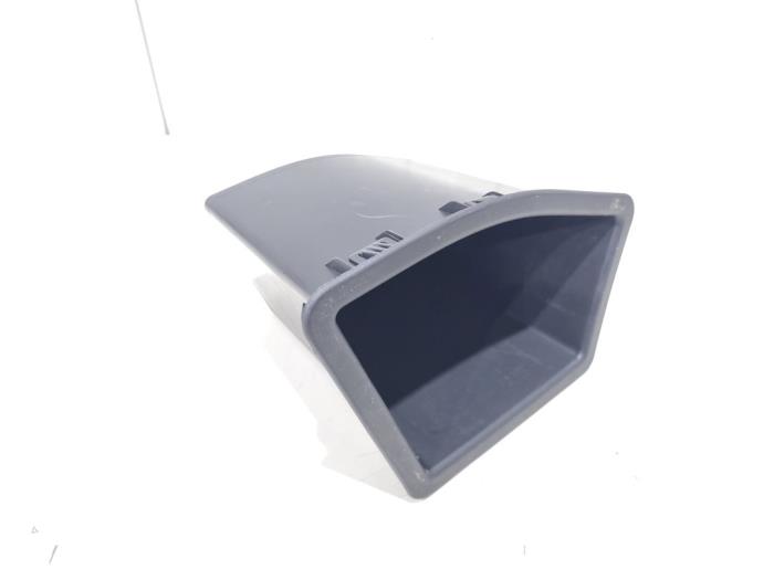Używane Schowek BMW 1 serie (F21) 118i 1.5 TwinPower 12V Cena € 7,50 Procedura marży oferowane przez GEJO Revisie & Onderdelen BV